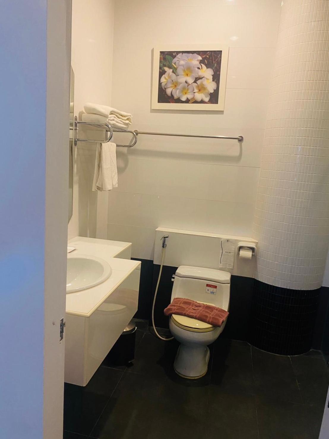 Raya Grand Hotel Nakhonratcsaszima Kültér fotó