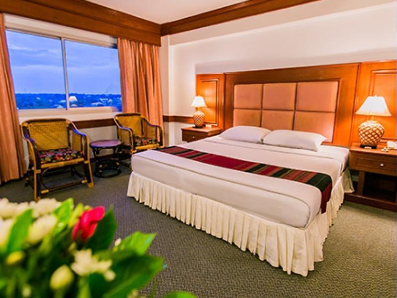 Raya Grand Hotel Nakhonratcsaszima Kültér fotó