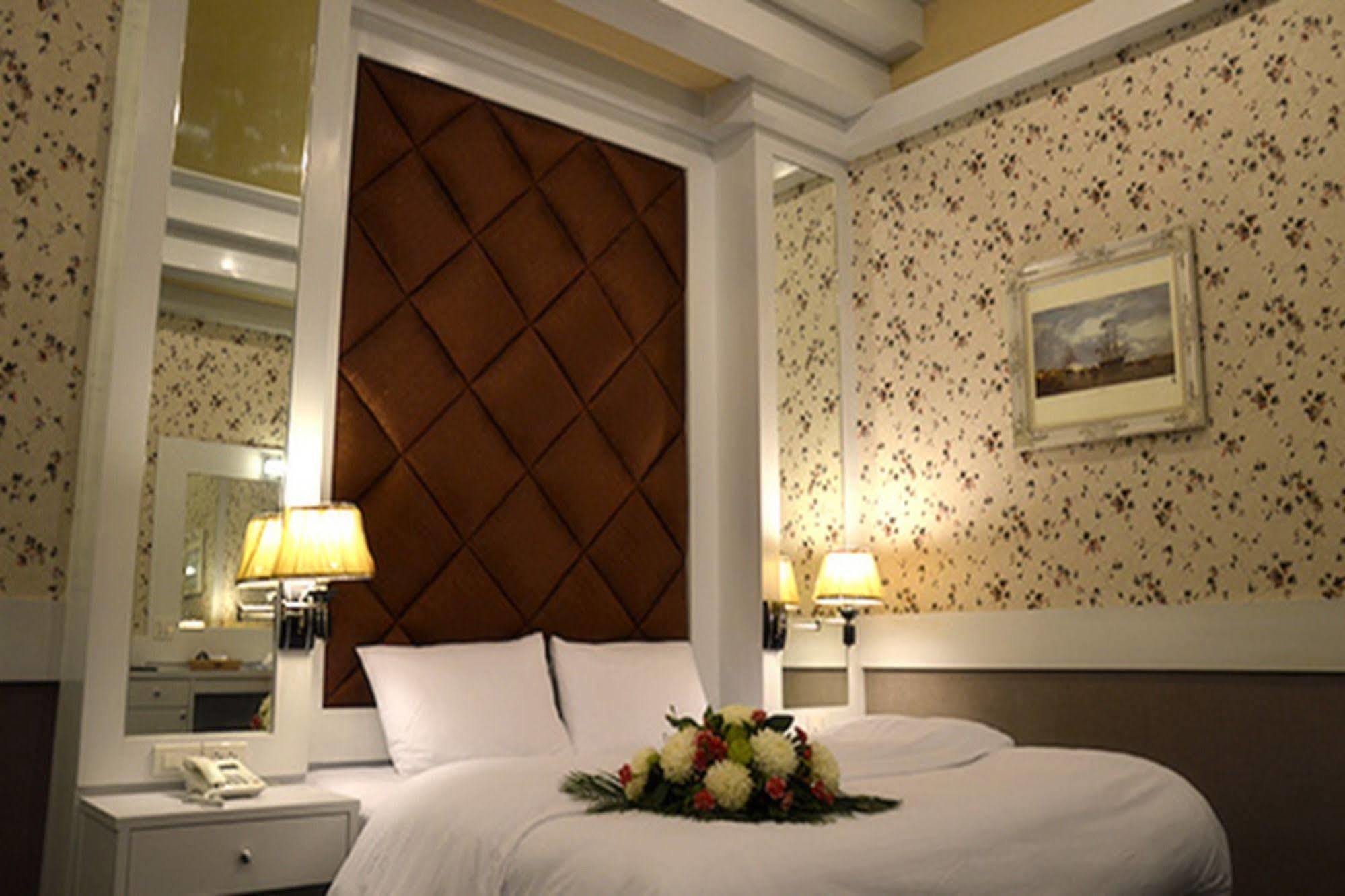Raya Grand Hotel Nakhonratcsaszima Kültér fotó