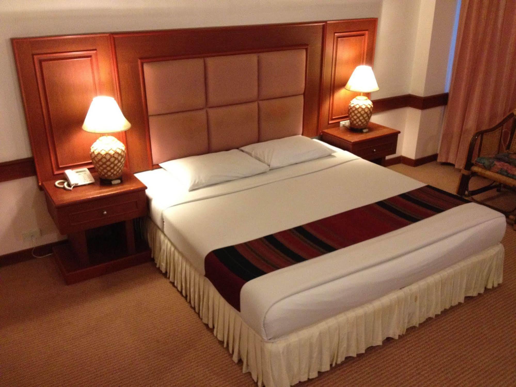 Raya Grand Hotel Nakhonratcsaszima Kültér fotó