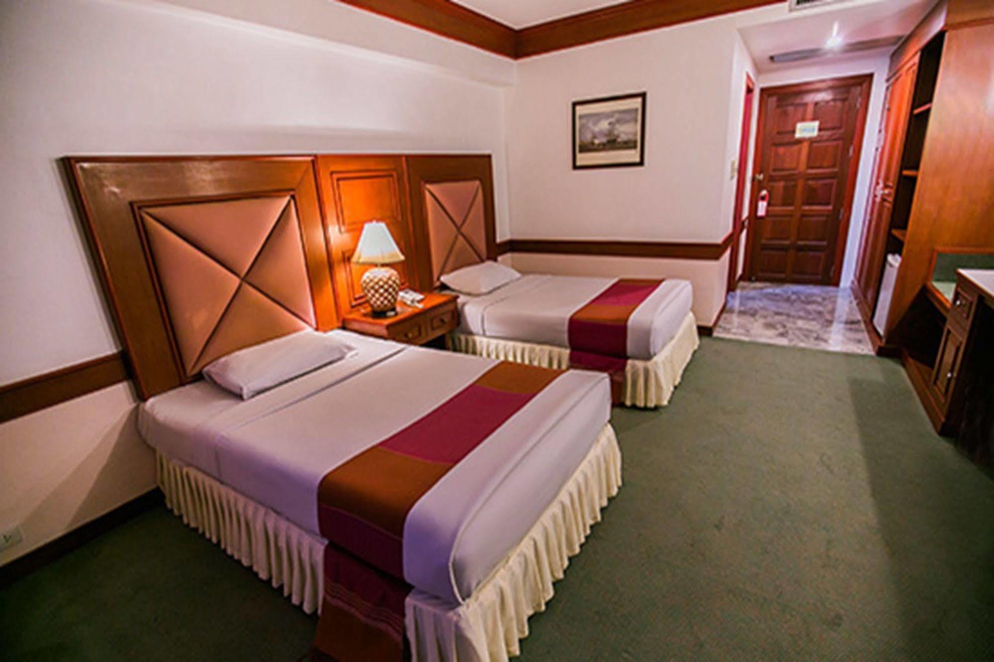 Raya Grand Hotel Nakhonratcsaszima Kültér fotó