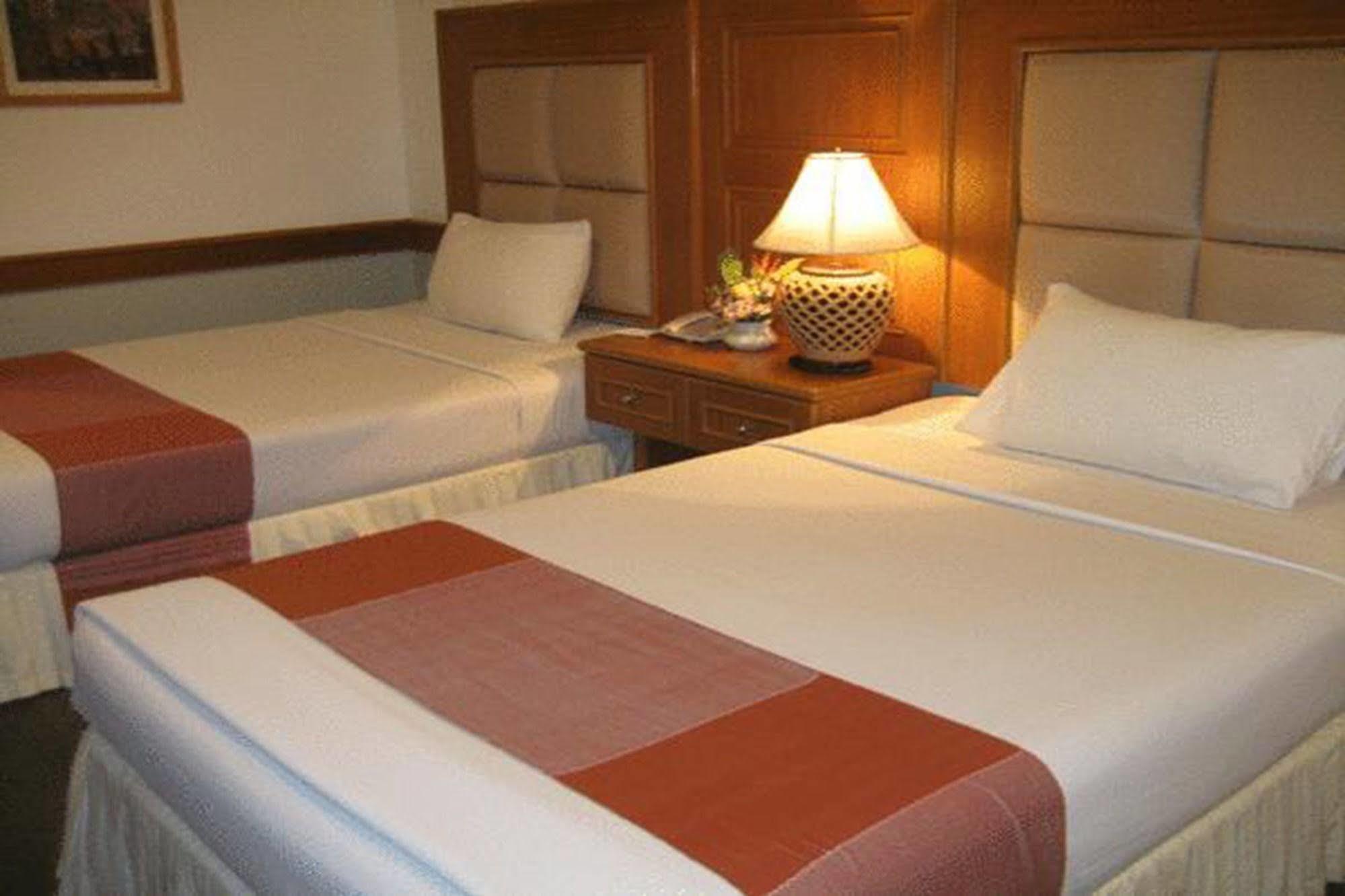Raya Grand Hotel Nakhonratcsaszima Kültér fotó