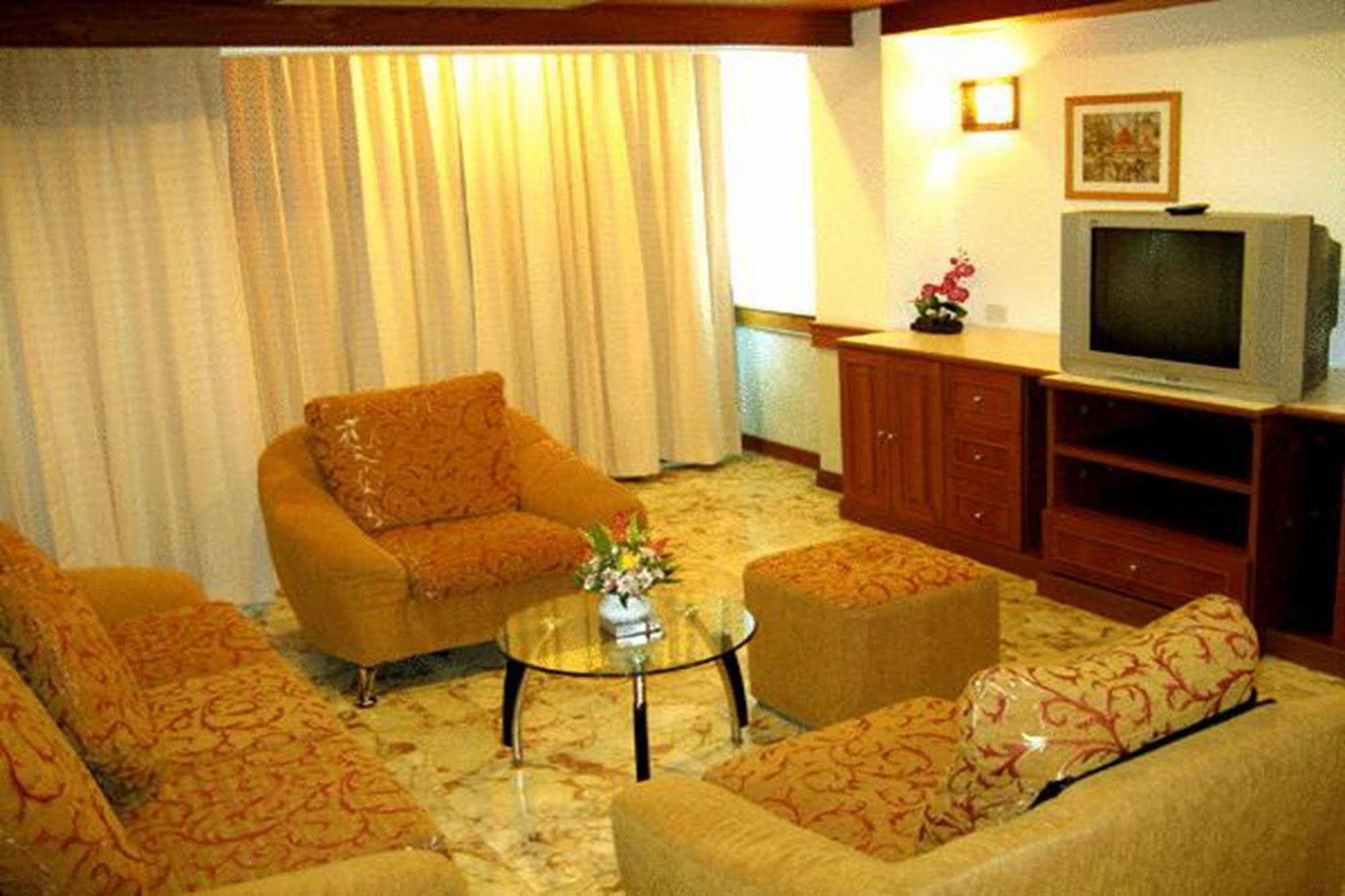 Raya Grand Hotel Nakhonratcsaszima Kültér fotó