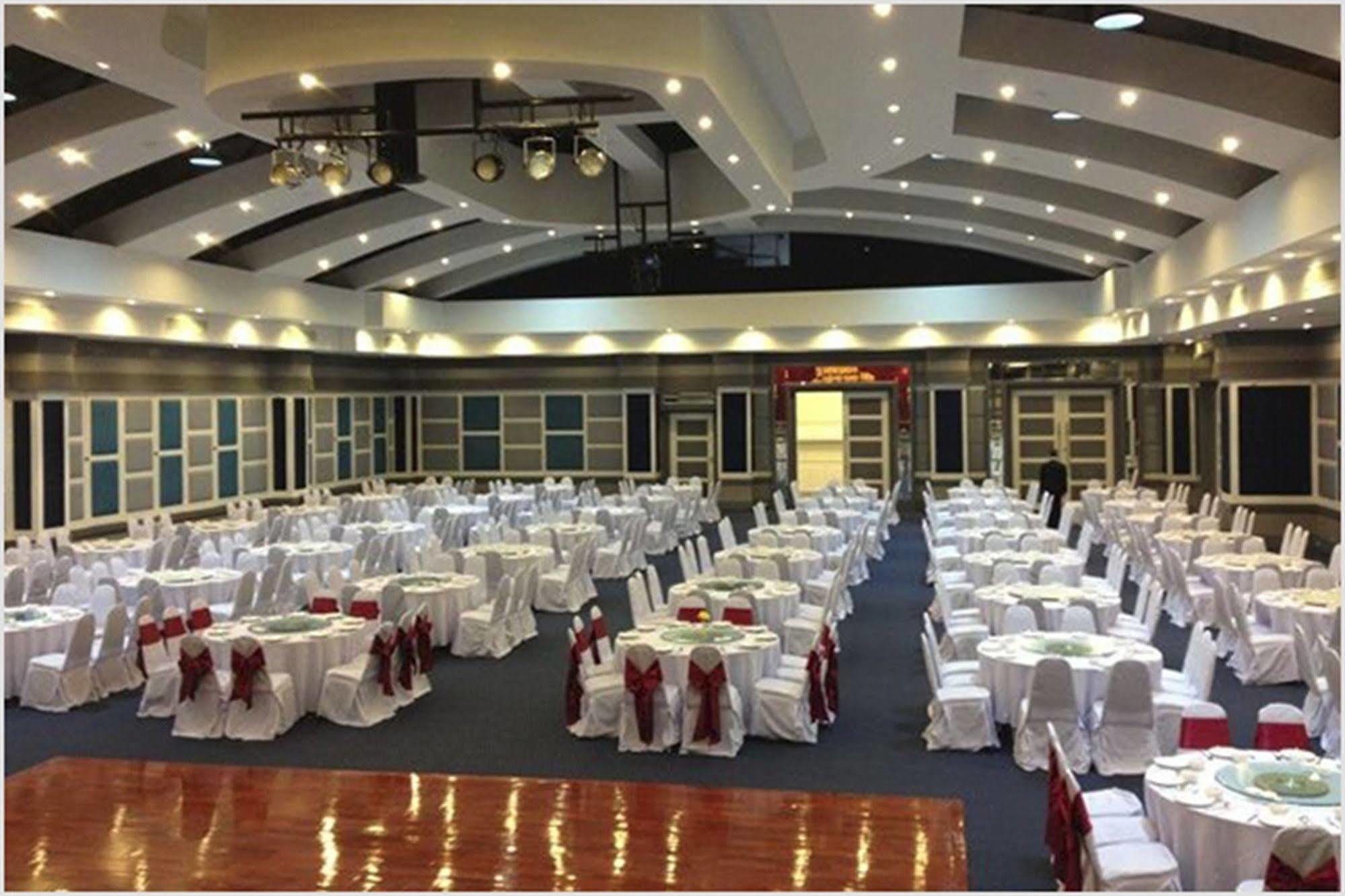 Raya Grand Hotel Nakhonratcsaszima Kültér fotó